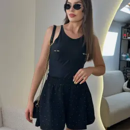 Жіночий чорний костюм боді та шорти з сумкою та окулярами