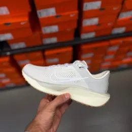 Женские кроссовки Nike Quest 6
