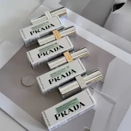 Помада Prada Monochrome