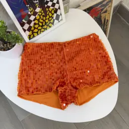 Блискучі шорти в паєтках