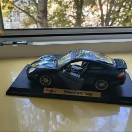Колекційні моделі автомобілів 1:18 від DUB CITY та Maisto