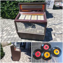 Музичний автомат Wurlitzer вінтажний з платівками