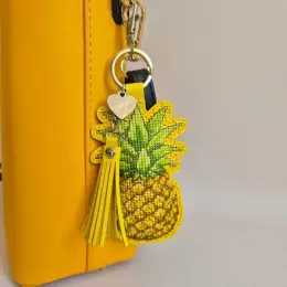 Набір для вишивки нитками на штучній шкірі «Шарм для сумки – Тропічний ананас» від Чарівної Країни