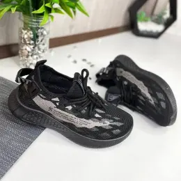 Дитячі кросівки в сіточку