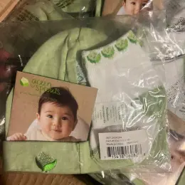 Набір шапочка+шкарпетки Green Sprouts для новонароджених