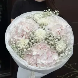Композиція з гіпсофіли, гортензії та гвоздики