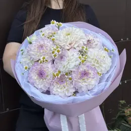 Елегантний букет із жоржини та танацетуму