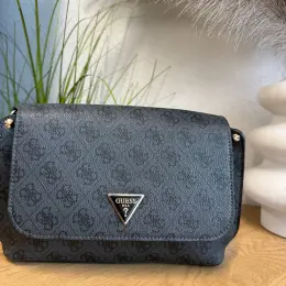 Стильна чорна сумочка GUESS з фірмовим принтом