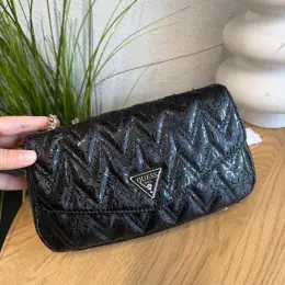 Стьобана сумочка GUESS з золотим ланцюжком