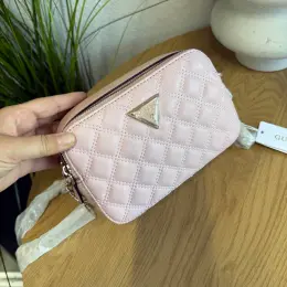 Стьобана рожева сумочка GUESS