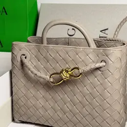 Сумка Bottega Veneta шкіряна бежева