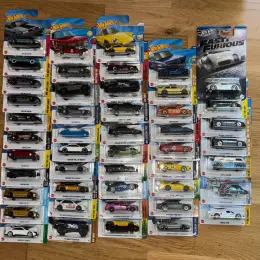 Колекційні моделі автомобілів Hot Wheels