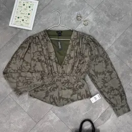 Приваблива блуза з декольте Boohoo сіро-оливкового кольору, розмір UK 18 / 52