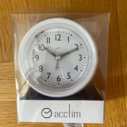 Будильник Acctim з великими цифрами та люмінесцентними стрілками