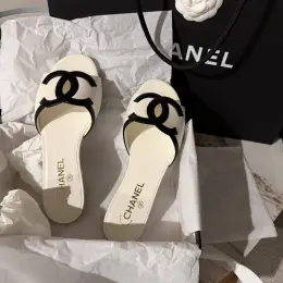 Chanel Шльопанці жіночі білі з чорним логотипом