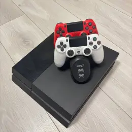 Ігрова приставка Sony PlayStation 4 з двома геймпадами та док-станцією