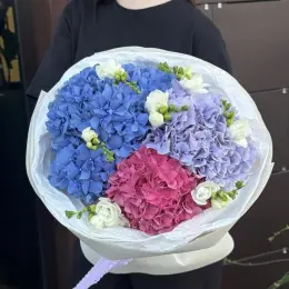 Ніжний букет із гортензій та фрезії
