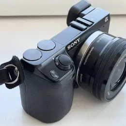 Беззеркальна камера Sony Alpha NEX-7 з об'єктивом Sony SELP1650 E PZ 16-50mm f/3.5-5.6 OSS