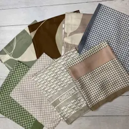 Жіночий шовковий платок з візерунком
