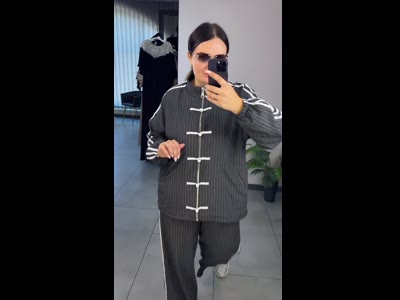 Смугастий костюм з контрастними деталями