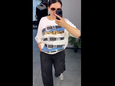 Жіночий комплект: біла кофтинка з принтом та джинси BAGGY