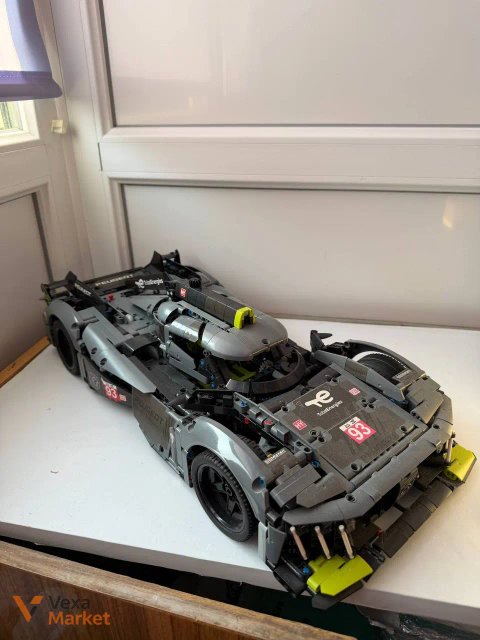 Зібрані конструктори Technic Peugeot 9x8, Ferrari 488 GTE та інші