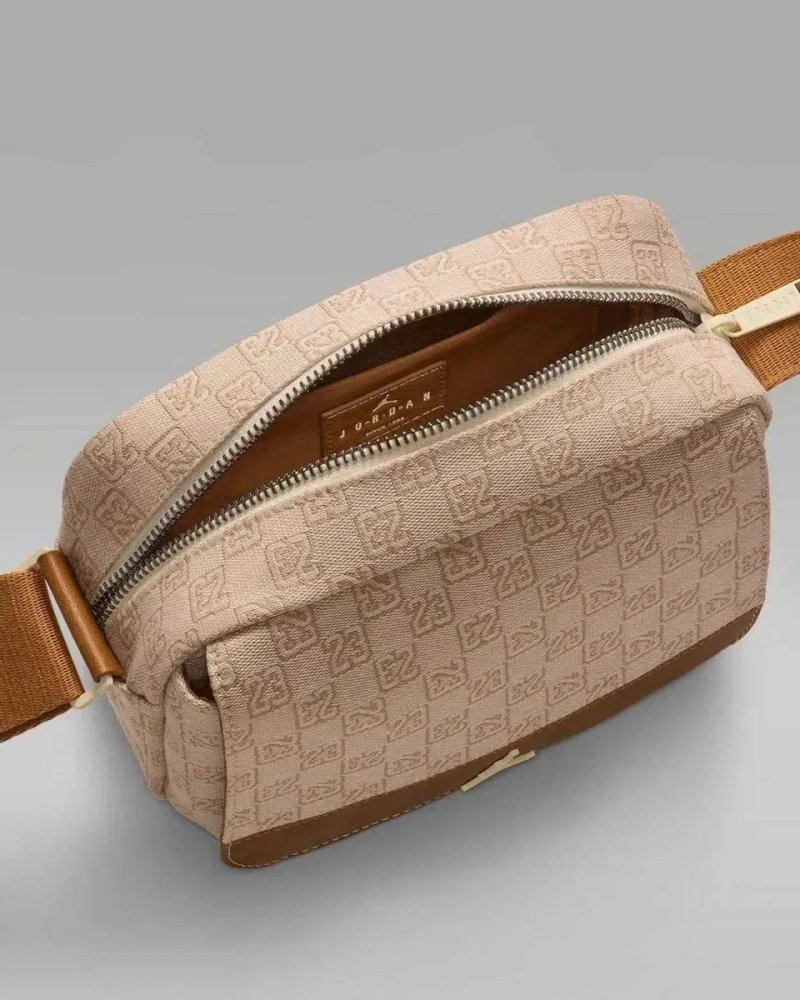 100% ОРИГІНАЛ Jordan crossbody jam23 monogram чоловіча жіноча унісекс сумочка монограмна бежева об'єм 4 літра В НАЯВНОСТІ — фото 5