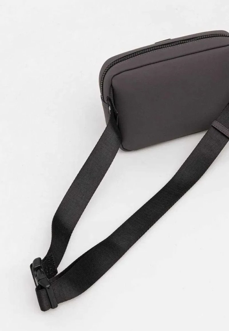 100% ОРИГІНАЛ Karl Lagerfeld crossbody grey jeans coated pu convert bumbag чоловіча сумка через плече в наявності — фото 6