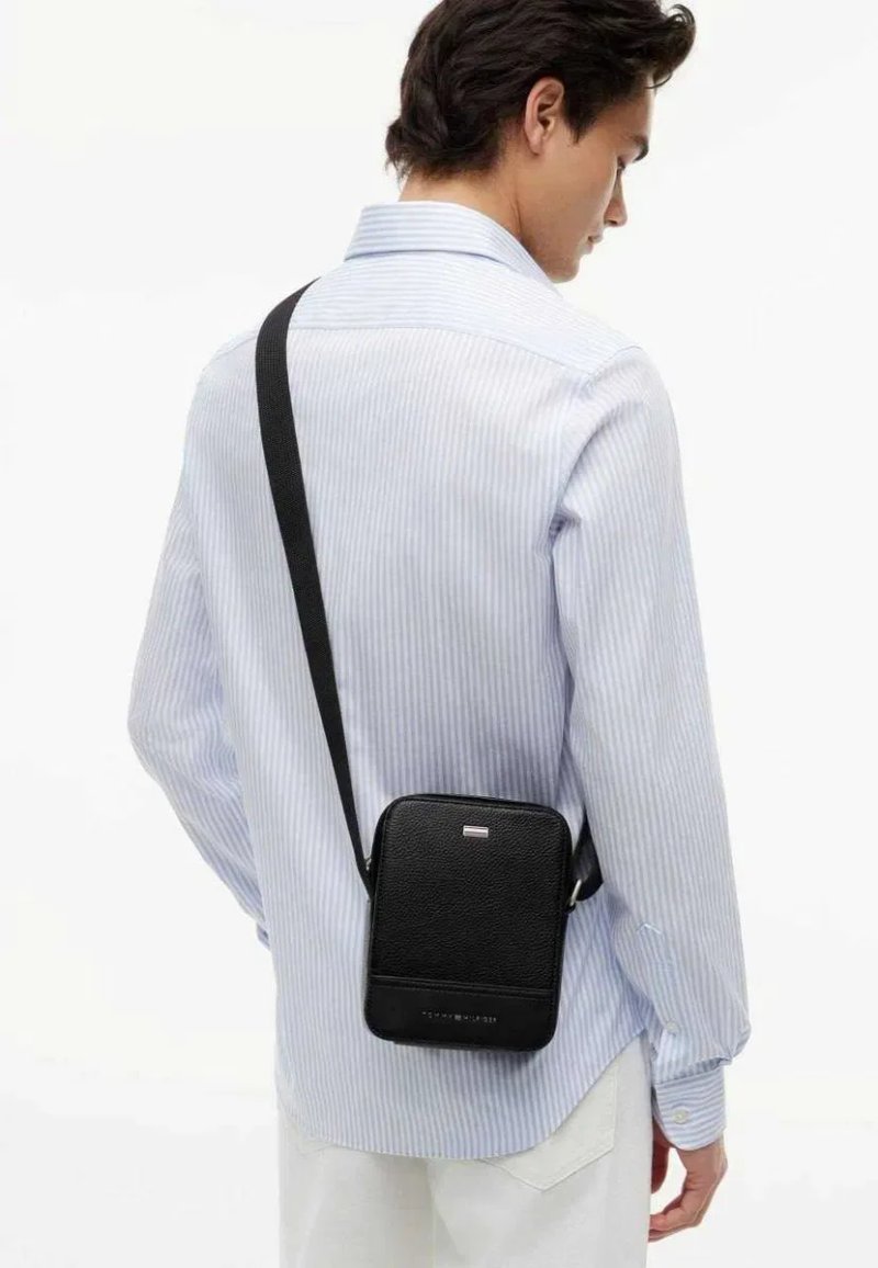 100% ОРИГІНАЛ Tommy Hilfiger central logo reporter bag black сумка чорна чоловіча через плече нова колекція 2026 В НАЯВНОСТІ — фото 2