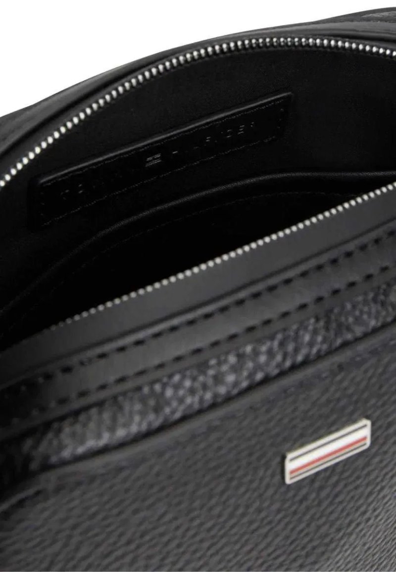 100% ОРИГІНАЛ Tommy Hilfiger central logo reporter bag black сумка чорна чоловіча через плече нова колекція 2026 В НАЯВНОСТІ — фото 4