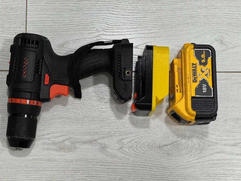 Адаптер перехідник з інструменту Dnipro m на акб Dewalt 3д друк — фото 4