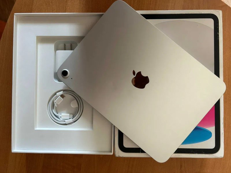 Apple iPad 11. A16. 2025. 128GB, Wi-Fi. Silver. Батарея 100%. — фото 3