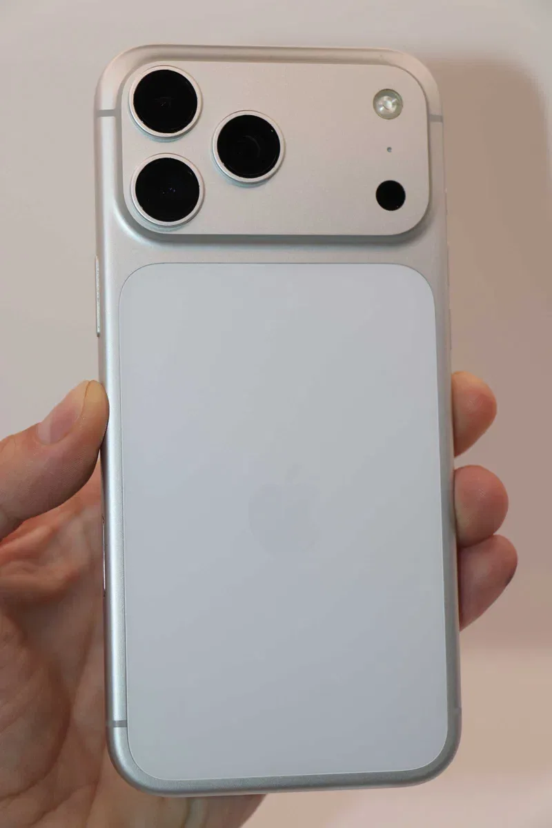 Apple iPhone 17 Pro Max 256GB Silver (MFYM4), заблокований по ICLOUD, ідеальний стан! — фото 2