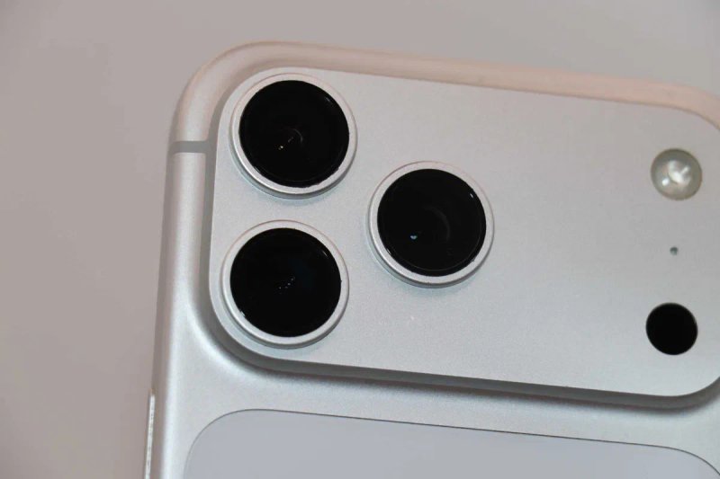 Apple iPhone 17 Pro Max 256GB Silver (MFYM4), заблокований по ICLOUD, ідеальний стан! — фото 3