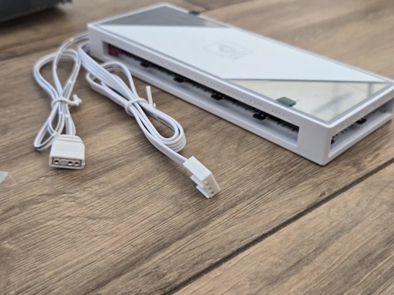 ARGB Контролер для вентиляторів upHere на 12 портів, ARGB 5V 3Pin + PWM 4 Pin, живлення через SATA, магнітне кріплення для корпусу ПК, з пультом ДУ — фото 5
