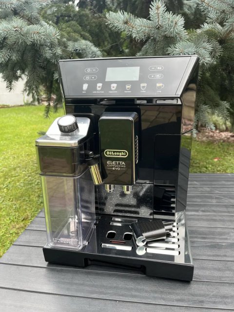 Автоматична кавомашина Delonghi Eletta EVO 2022 рік  гарантія 6 місяців. Пробіг 2200 чашок