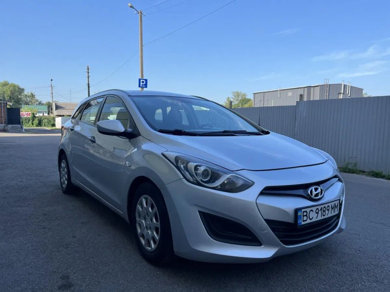 Автомобіль Hyundai i30 2013 року  Двигун: 1.4 дизель Коробка передач: 6-ступенева механічна — фото 4