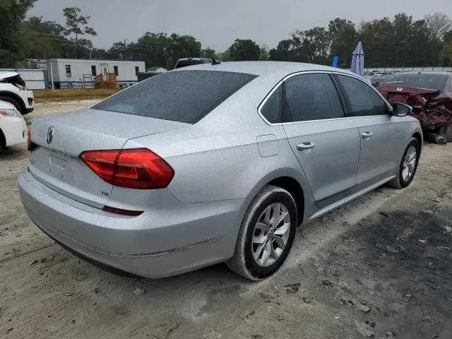 Автомобіль Volkswagen Passat S 2016 року з США — фото 5