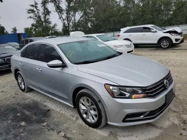 Автомобіль Volkswagen Passat S 2016 року з США — фото 6
