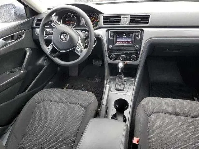 Автомобіль Volkswagen Passat S 2016 року з США — фото 8