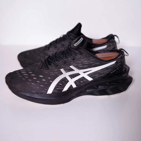 Бігові кросівки Asics Gel Novablast 2 45 розмір оригінал чудовий стан