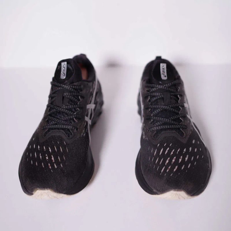 Бігові кросівки Asics Gel Novablast 2 45 розмір оригінал чудовий стан — фото 2