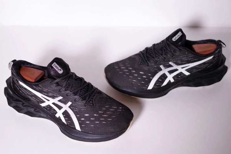 Бігові кросівки Asics Gel Novablast 2 45 розмір оригінал чудовий стан — фото 3