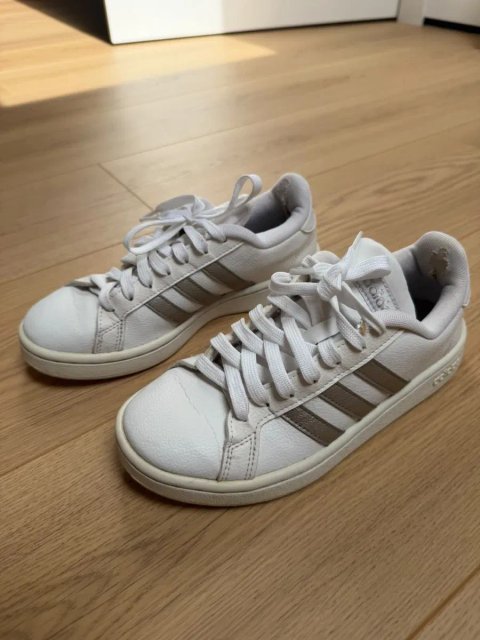 Білі шкіряні кросівки Adidas 36 розміру