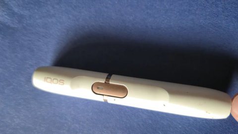 Білий тримач системи нагрівання тютюну IQOS 2.4 Plus.