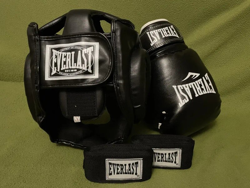 Боксерський шолом Everlast, рукавиці Everlast 10, 12 oz, бинти Everlast 4м — фото 2