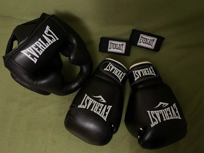 Боксерський шолом Everlast, рукавиці Everlast 10, 12 oz, бинти Everlast 4м — фото 3