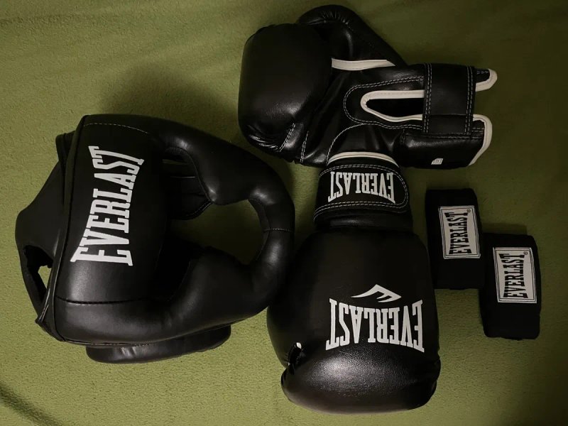 Боксерський шолом Everlast, рукавиці Everlast 10, 12 oz, бинти Everlast 4м — фото 4