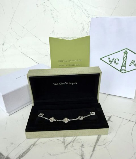 Браслет Van Cleef & Arpels  розмір регулюється, срібло 925 проби з покриттям родію (не темніє),з камінцями, конюшина, клевер ван клиф, серебро