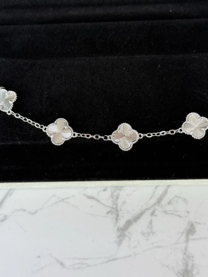 Браслет Van Cleef & Arpels  розмір регулюється, срібло 925 проби з покриттям родію (не темніє),з камінцями, конюшина, клевер ван клиф, серебро — фото 2